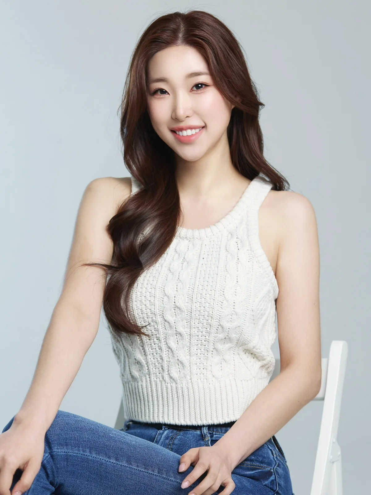 쇼호스트 조설영 프로필 — 흰 니트