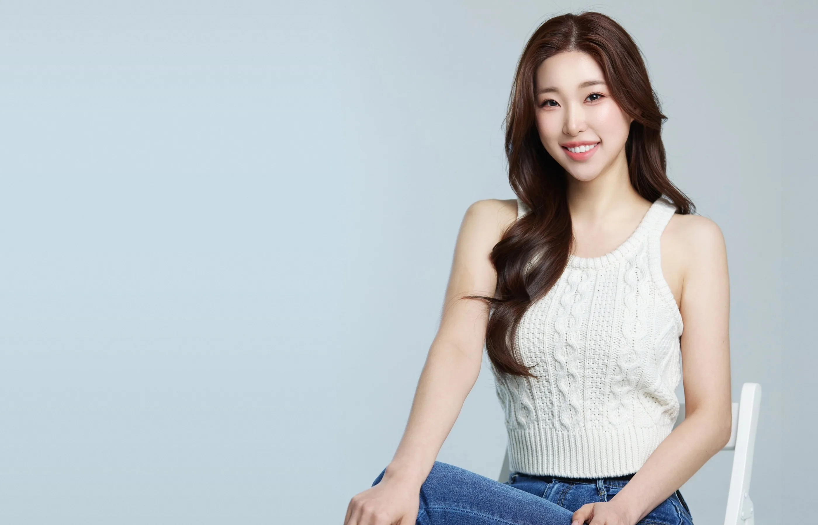 쇼호스트 조설영 프로필 — 흰 니트